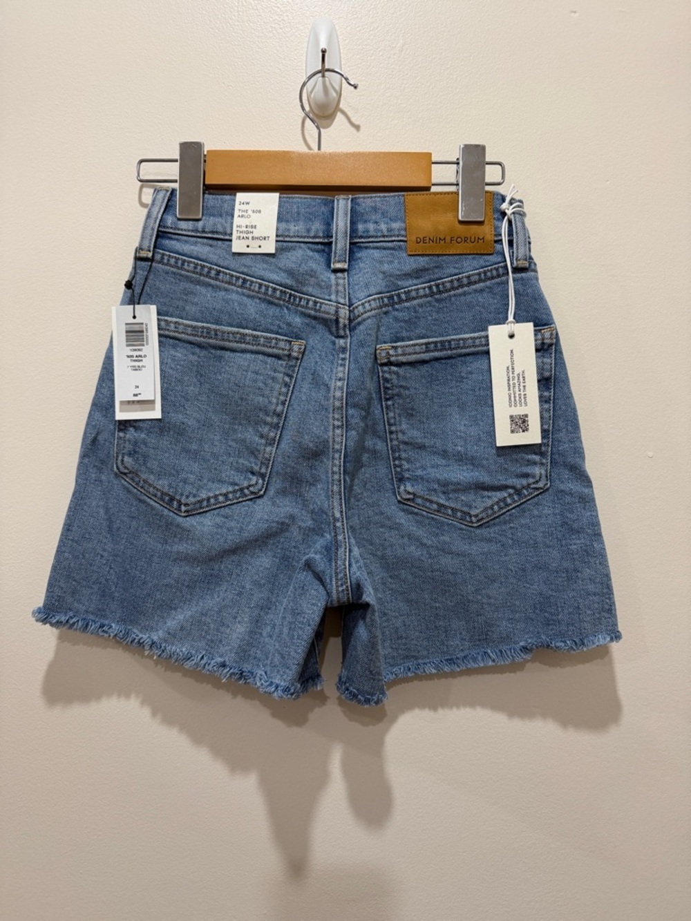 🆕 NWT Denim Forum The '50s Arlo Hi-Rise Denim Short Frayed in 7 Yrs Bleu Taboo - Picture 5 of 11
